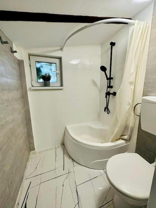 2-Room Cozy Retreat Near City Center Бухарест Экстерьер фото